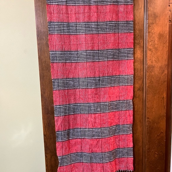 Red and black-and-white striped Italian acrylic scarf NWOT - Picture 4 of 8